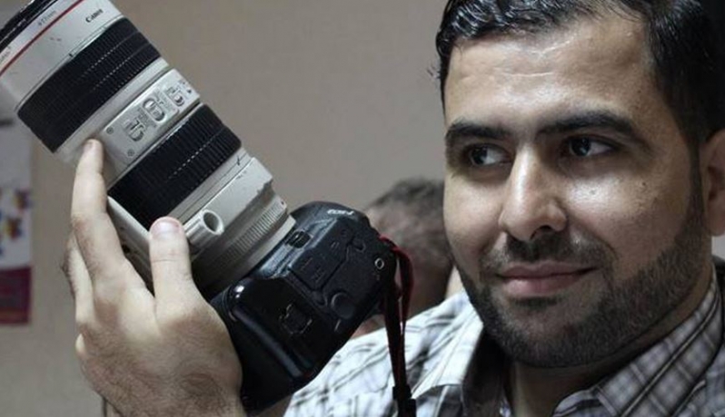 الصحفي عامر أبو عرفة مراسل شبكة 