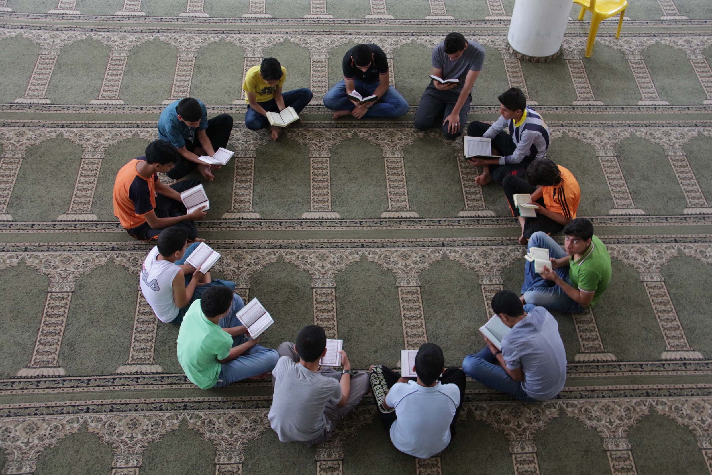 حلقة من حلقات التحفيظ (تصوير محمود أبو حصيرة)