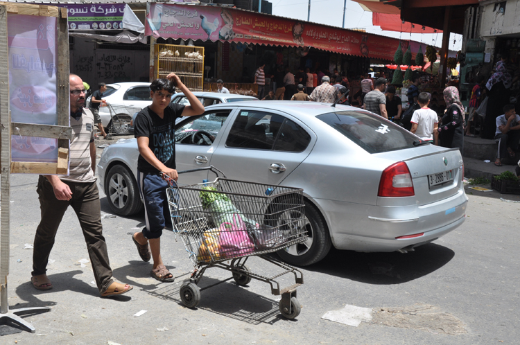 أطفال النقليات يتحدون الفقر بسوق الشيخ رضوان بغزة