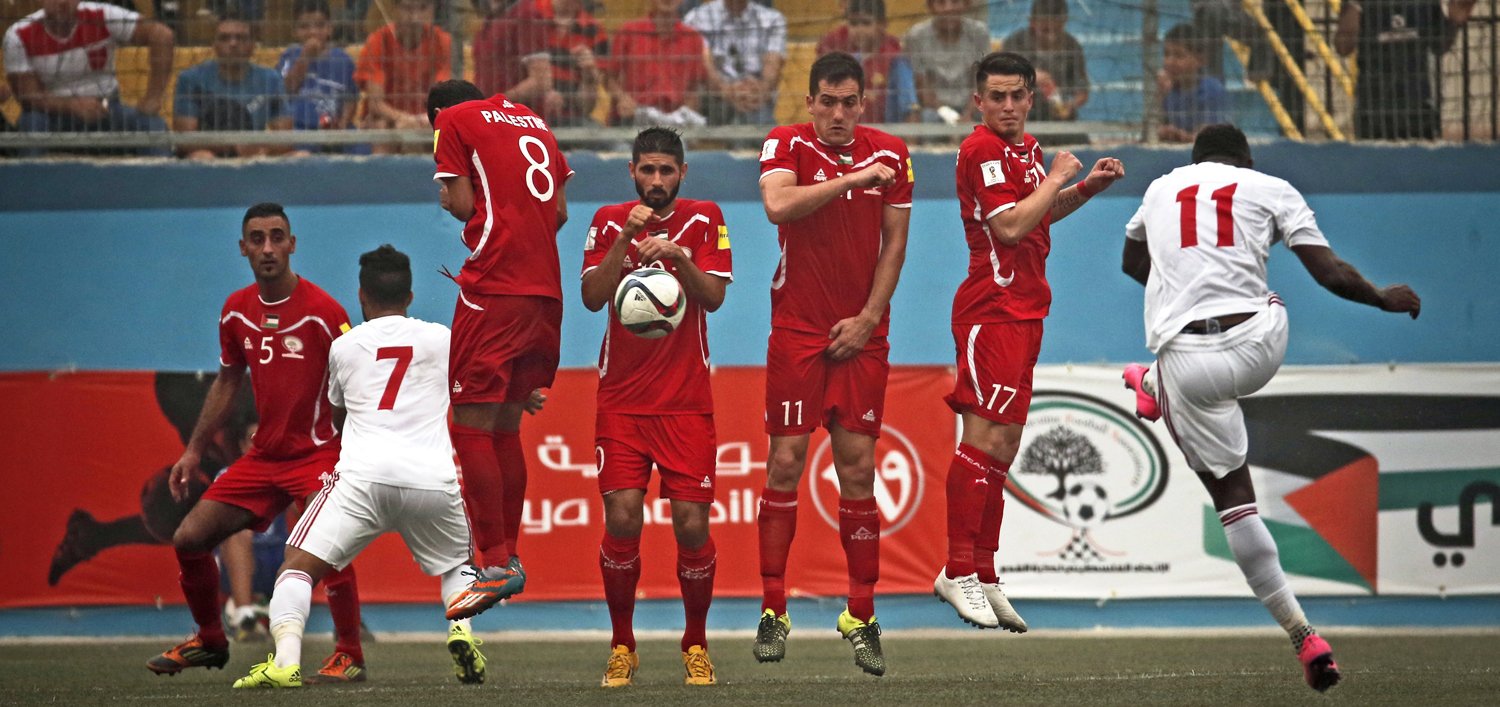 جانب من لقاء الذهاب بين المنتخبين