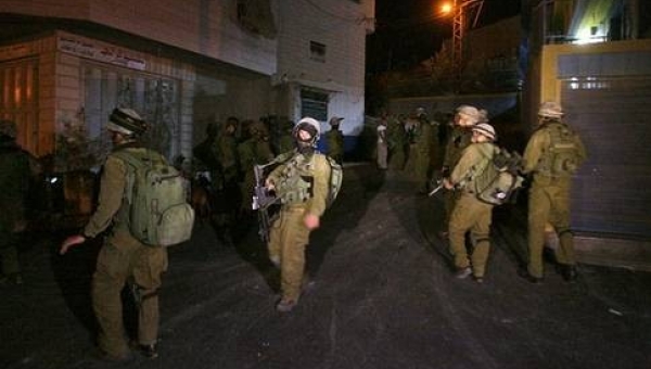 جنود اسرائيليون يقتحمون منطقة بالضفة ليلًا (أرشيف)