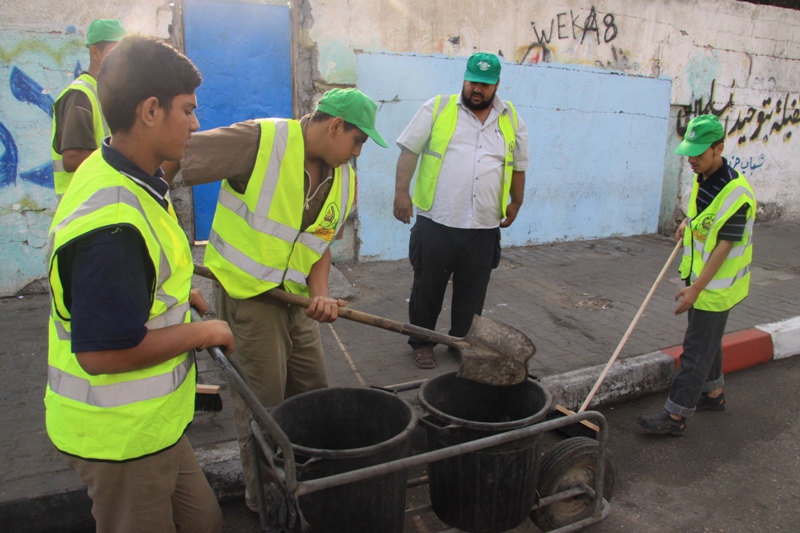 شبان من حماس ينظفون أحد شوارع غزة
