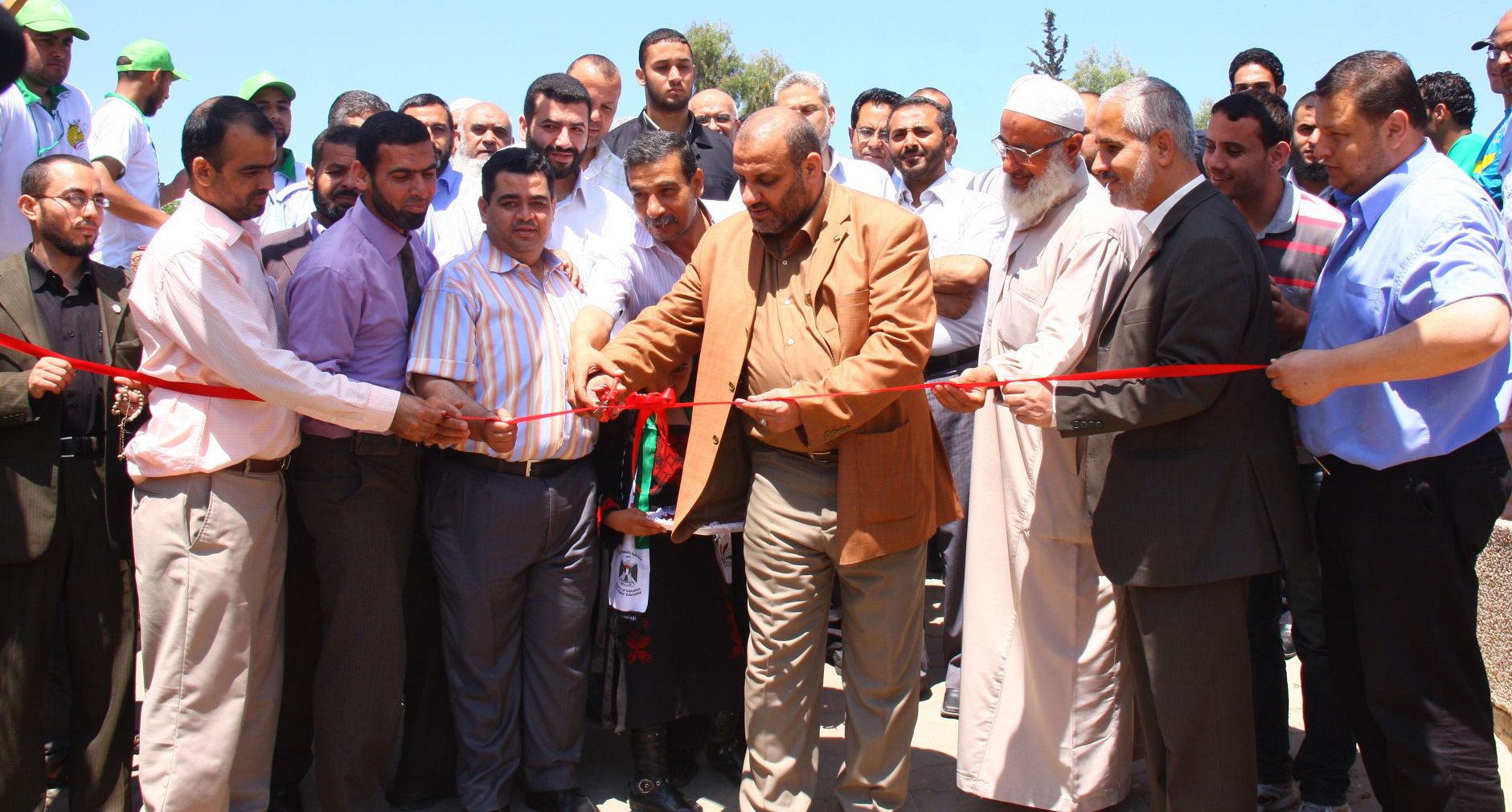 "المدهون" يفتتح مشروع تعشيب ملعب التفاح