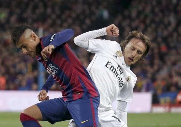 مودريتش يمينا