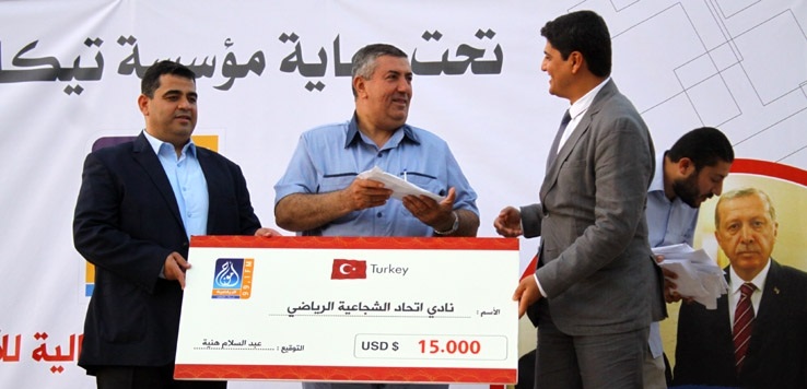 جانب من توزيع منحة مالية سابقة على الأندية بغزة