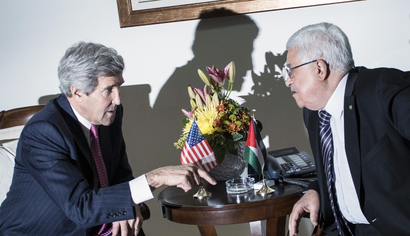 لقاء سابق بين عباس وكيري