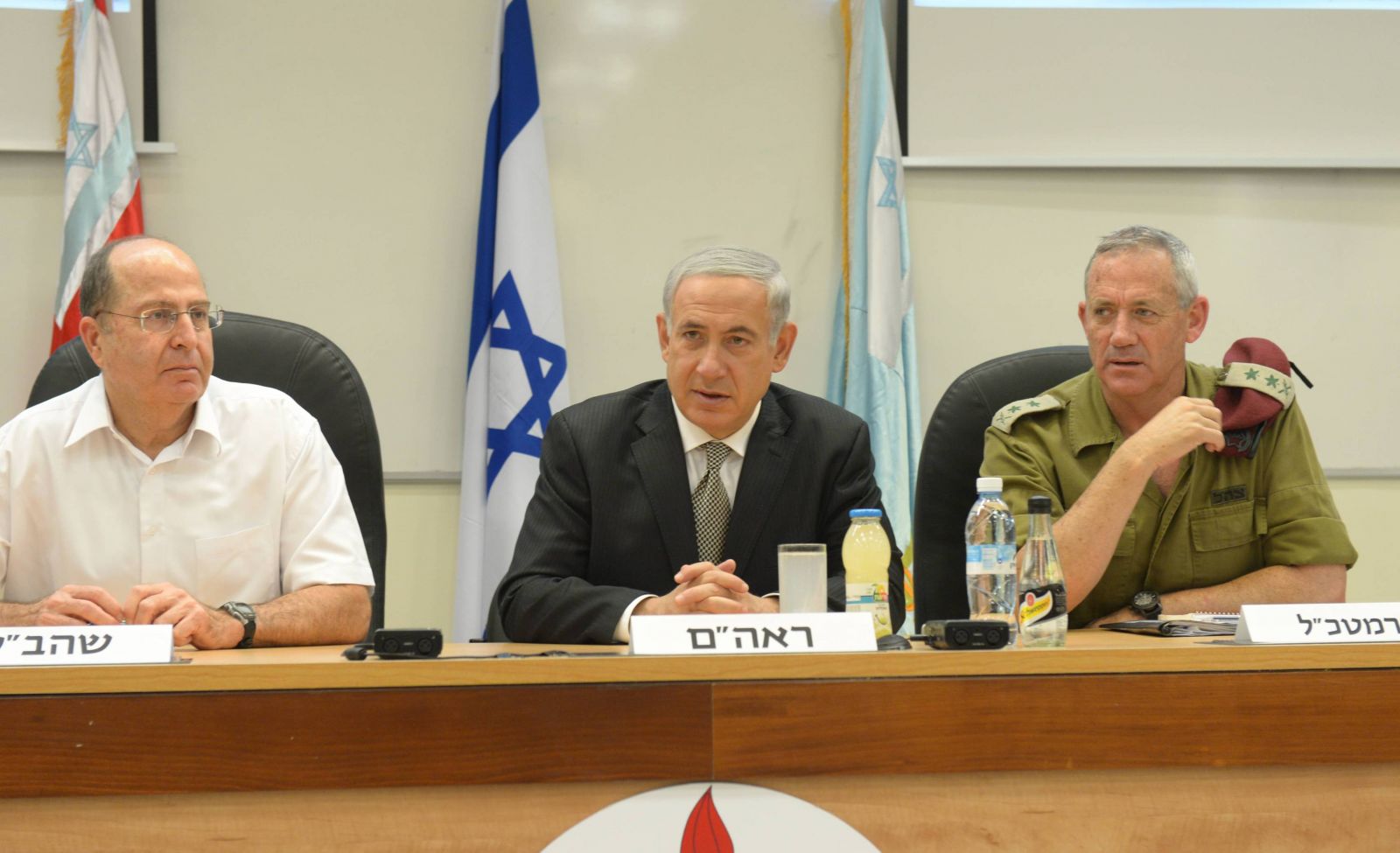 غانتس , نتنياهو ويعلون خلال مؤتمر صحفي