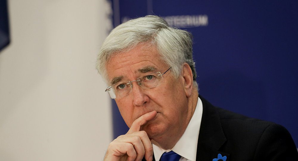 فضيحة "جنسية" تطيح بوزير دفاع بريطانيا