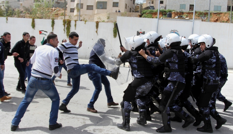 أمن السلطة يعتدي على المواطنين بالضفة (أرشيفية)