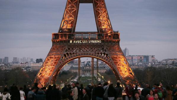 برج "إيفل" خلال اضاءته تضامنا مع سوريا