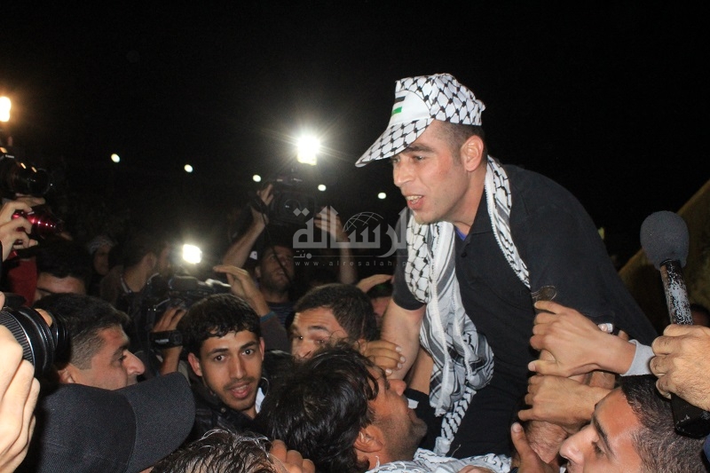 أحد الأسرى المفرج عنهم بغزة (عدسة محمود أبو حصيرة)