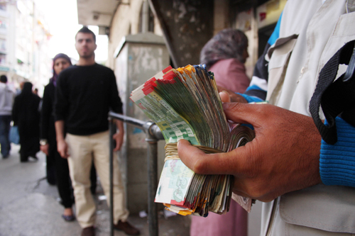 العملات: انخفاض طفيف على سعر الدولار أمام الشيقل