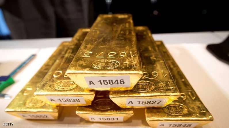 الذهب ينخفض مع صعود الدولار
