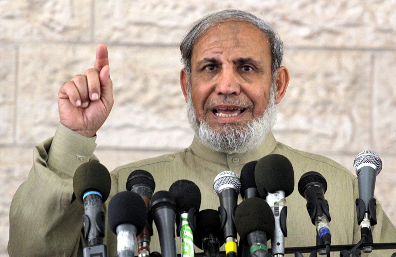 الزهار: المقاومة سترد بقوة ضد أي عدوان والرهان على ضعفها 