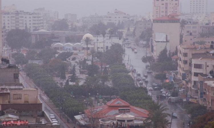 أجواء باردة واستمرار تساقط الأمطار