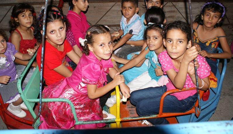 أرجوحة العيد .. فرصة عمل " مؤقتة" بغزة