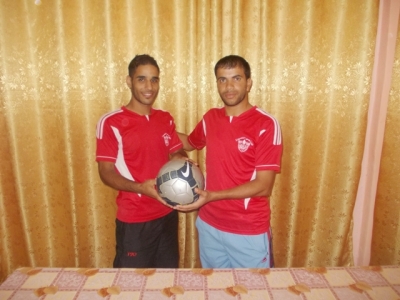 الحواجري والقطراوي خلال توقيع العقد مع النصيرات