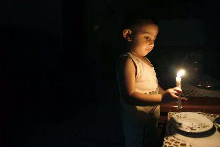 طفل غزي خلال انقطاع التيار (الأرشيف)