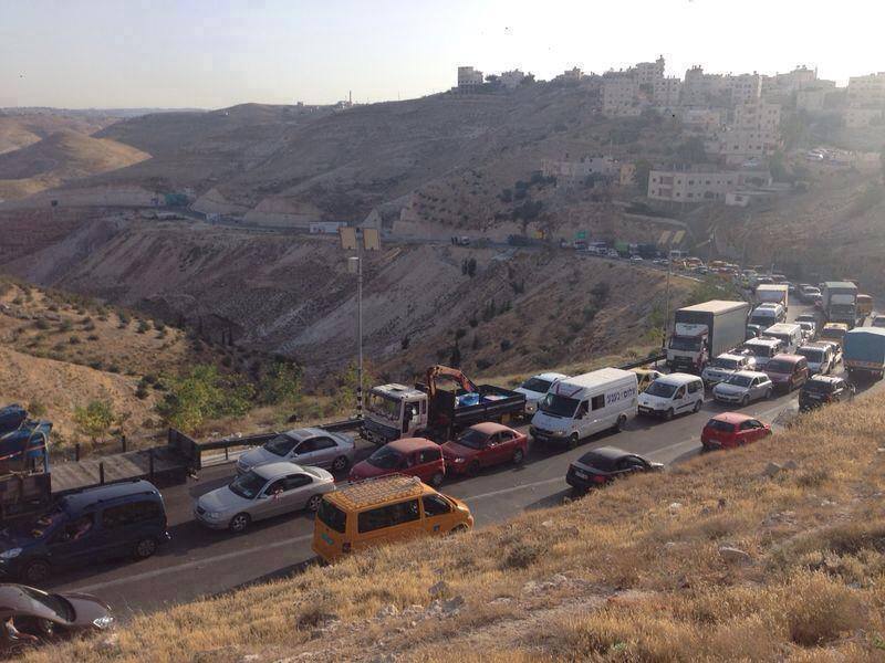 سيارات تصطف على حاجز الكونتينر (أرشيف)