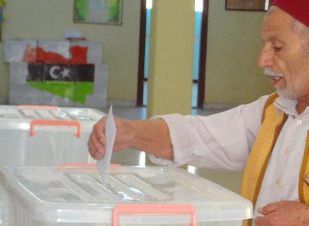 رجل يدلي بصوته في الانتخابات الليبية (أرشيف)