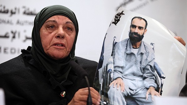 والدة الأسير العيساوي قبل الافراج عنه (أرشيف)