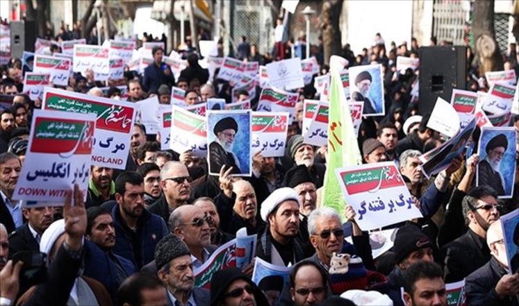 أنصار النظام يرفعون صور خامنئي وينددون بما يسمونها الفتنة (وكالة فارس الإيرانية)