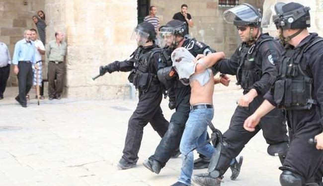قوات الاحتلال تعتدي على مواطن فلسطيني (أرشيف)