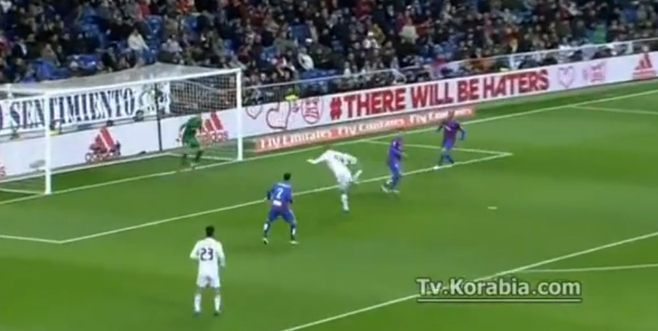 بنزيما لحظة لعبه الكرة بالكعب