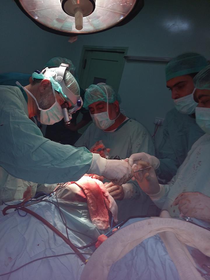 خلال العملية في قسم الجراحة "أصدقاء المريض"  بغزة