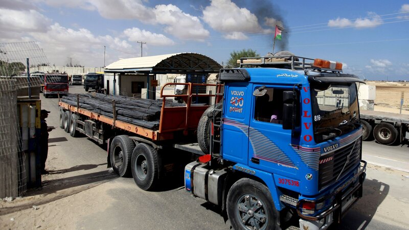 دخول شاحنه عبر معبر كرم ابو سالم (الأرشيف)