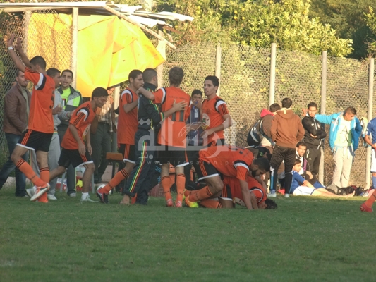 فرحة لاعبي الجلاء بالفوز على الاستقلال