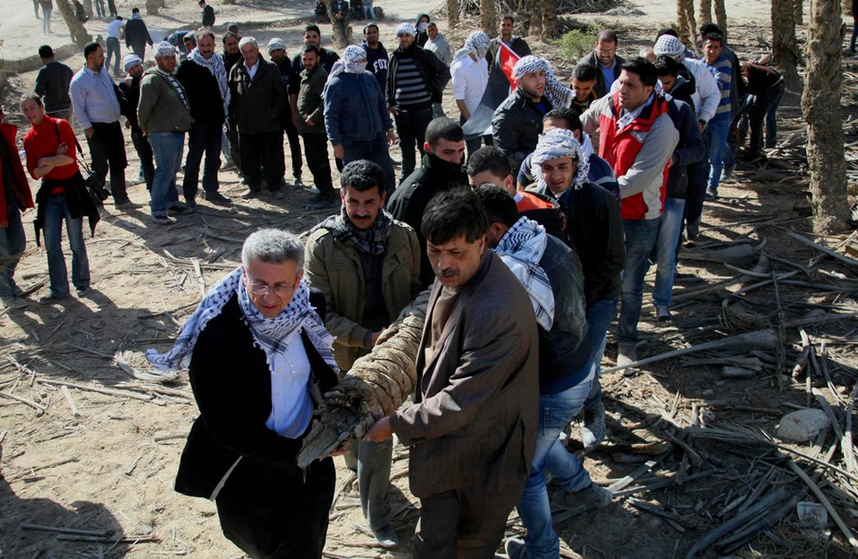 صورة أرشيفية- الشهيد أبو عين يشارك في إقامة قرية لمقاومة الإستيطان