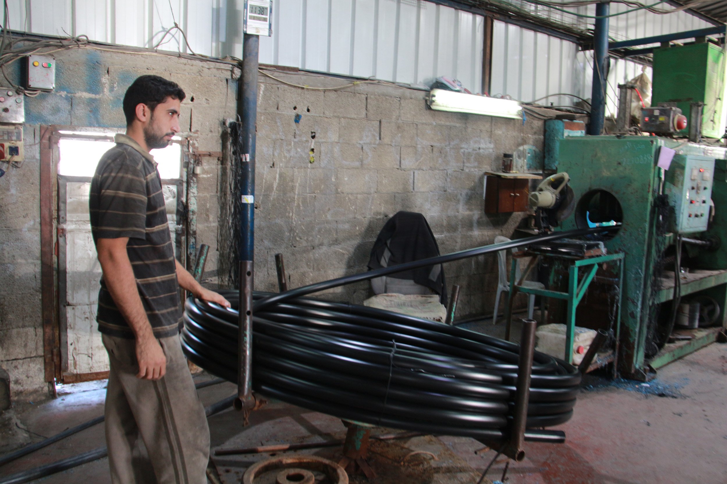 من داخل أحد مصانع تدوير وصناعة البلاستيك