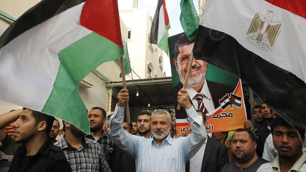 هنية يرفع العلمين الفلسطيني والمصري عقب فوز مرسي (أرشيف)