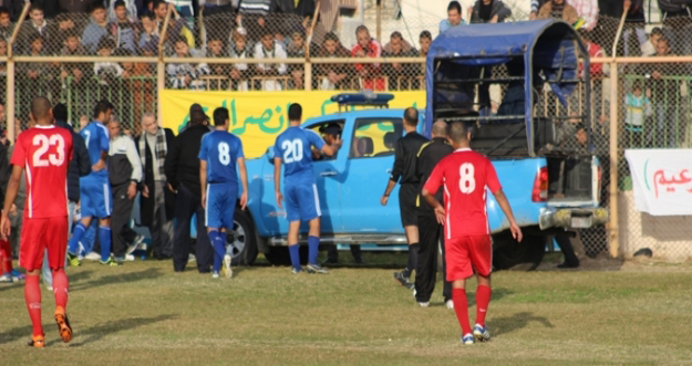 سيارة الشرطة تنقل اللاعب مهيب أبو حيش