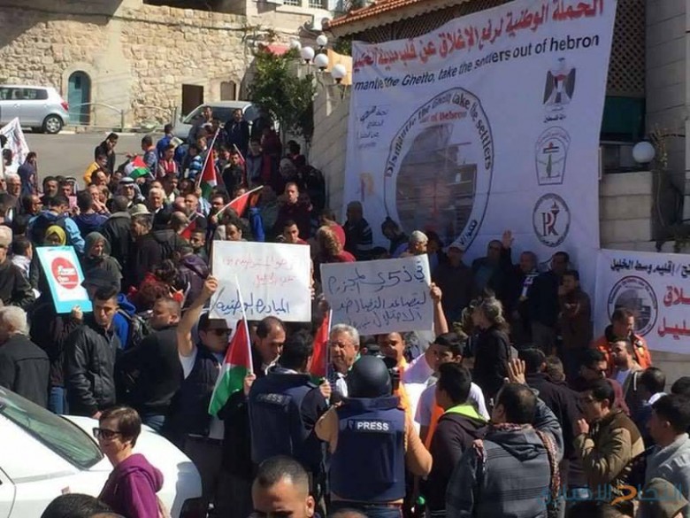 وقفة سلمية تطالب الاحتلال بفتح طريق رئيس جنوب الخليل