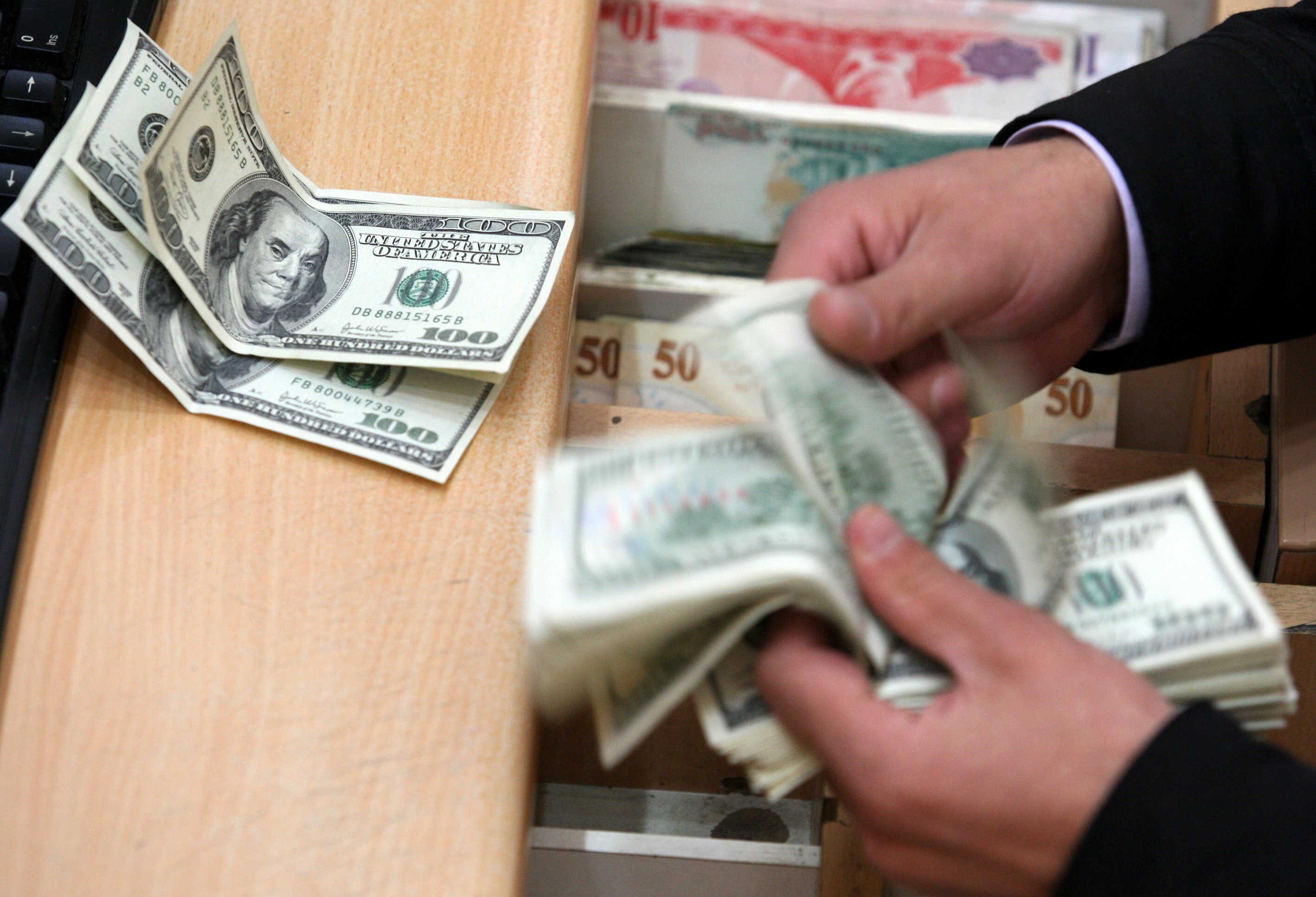 أسعار الذهب والعملات ليوم الجمعة