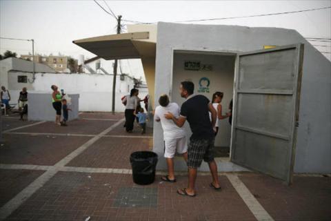صورة (أرشيفية) أثنا هروب المستوطنين من صورايخ المقامة 