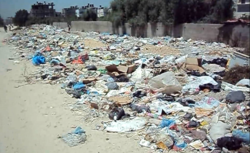 نفايات في شارع بغزة (الأرشيف)