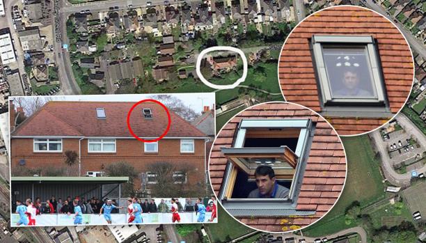 المدرب يشاهد المباراة من نافذة منزل مجاور للملعب