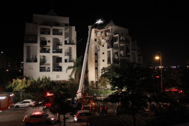 صورة لمبنى تعرض لصواريخ المقاومة