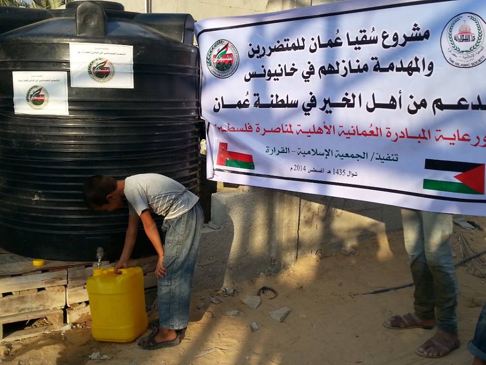 المبادرة العُمانية توزع خزانات مياه على المناطق المنكوبة