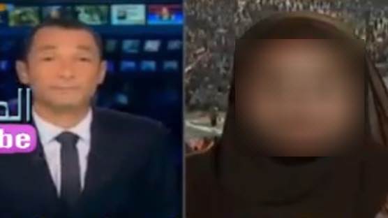 المذيع الاسرائيلي يحاور إحدى المتظاهرات من ميدان التحرير