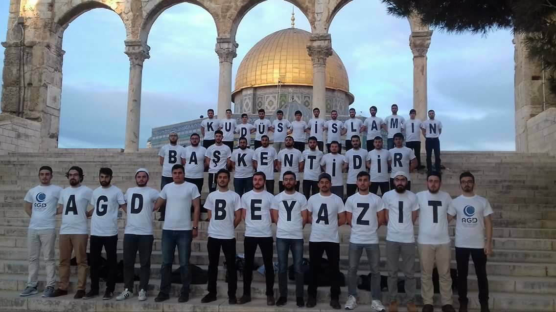 أتراك وزعوا "الحُلقوم" في "الأقصى" وكتبوا على صدورهم رسالة!