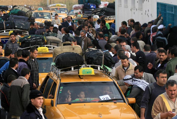 مسافرين عبر معبر رفح (الأرشيف)