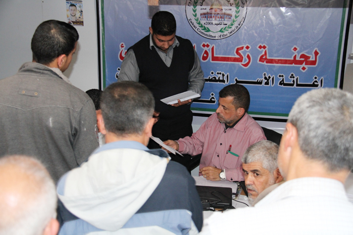 "زكاة الشاطئ" توزع كفالات شهرية على الفقراء والأيتام