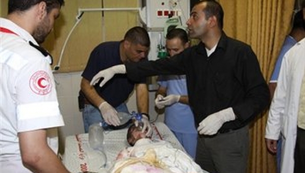 طواقم الاسعاف تجري اللازم للمريض"الأرشيف"