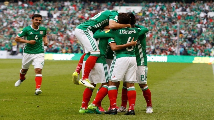 فرحة لاعبي المكسيك بالفوز