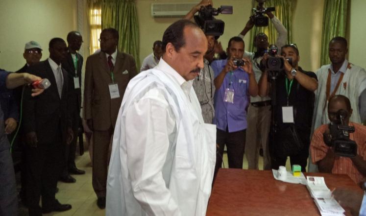 الرئيس الموريتاني محمد ولد عبد العزيز أثناء الانتخابات الرئاسية عام 2014