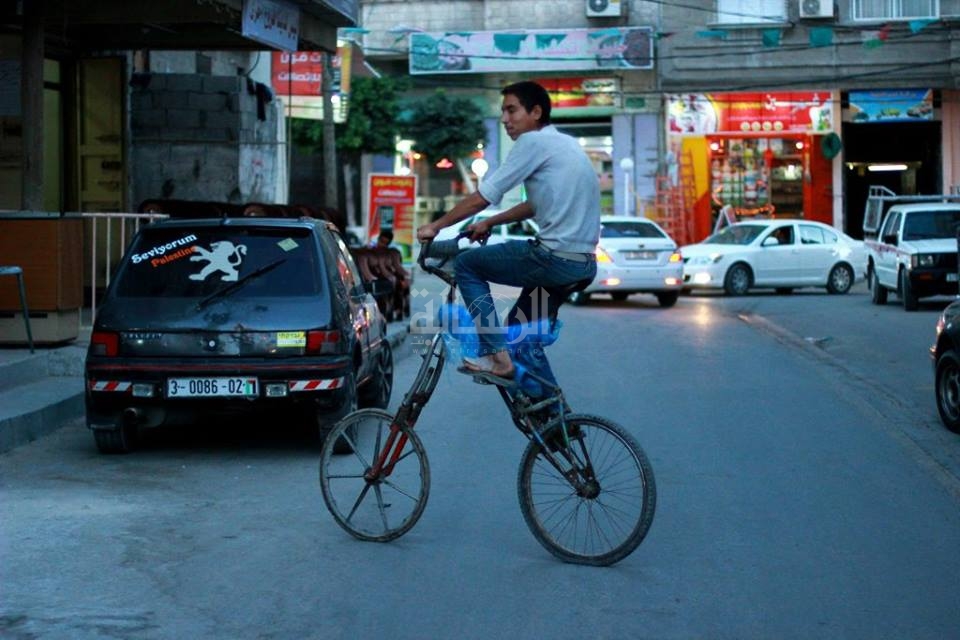 دراجة هوائية عمرها 70 عامًا تتجول بغزة